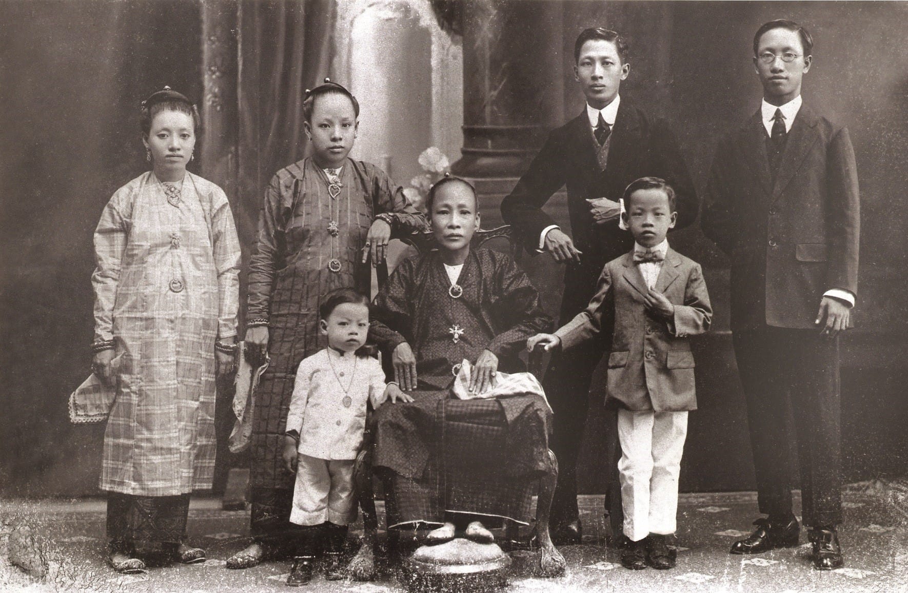 A Peranakan family. Lee Hin Ming Collection, courtesy of National Archives of Singapore.